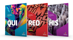 Livros do Poliedro Sistema de Ensino, lado a lado, das disciplinas de Química (azul), Redação (vermelho) e História (roxo).